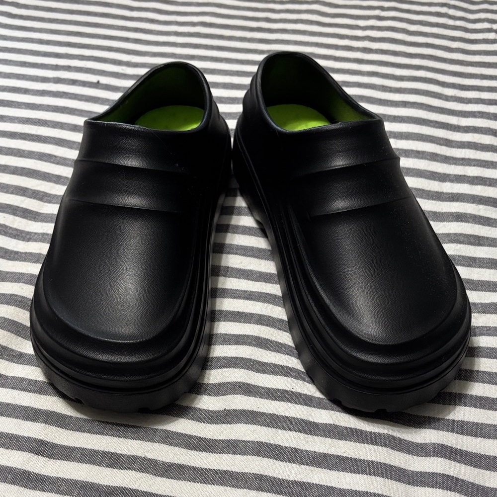 Armadillo nursing clogs